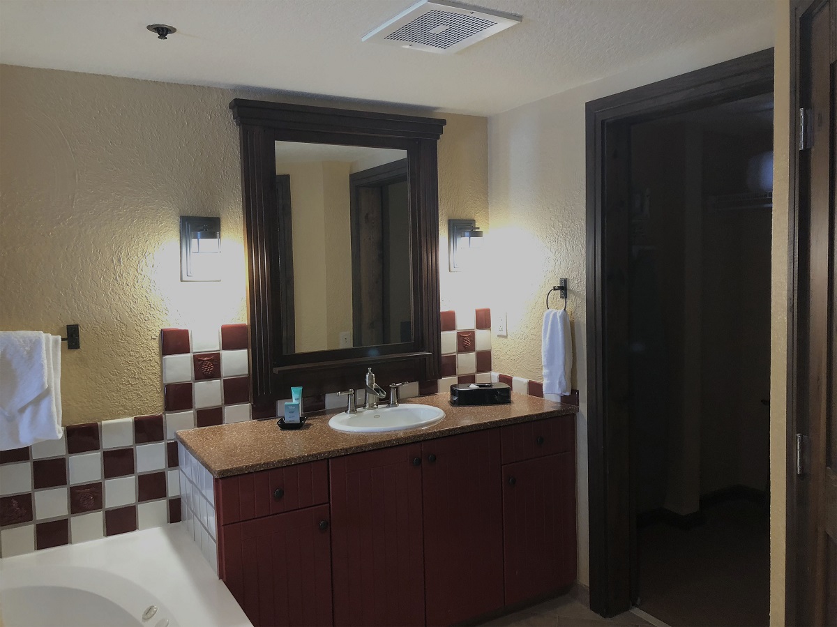 Boulder Ridge 1-Bedroom Villa Bathroom Tub and Sink