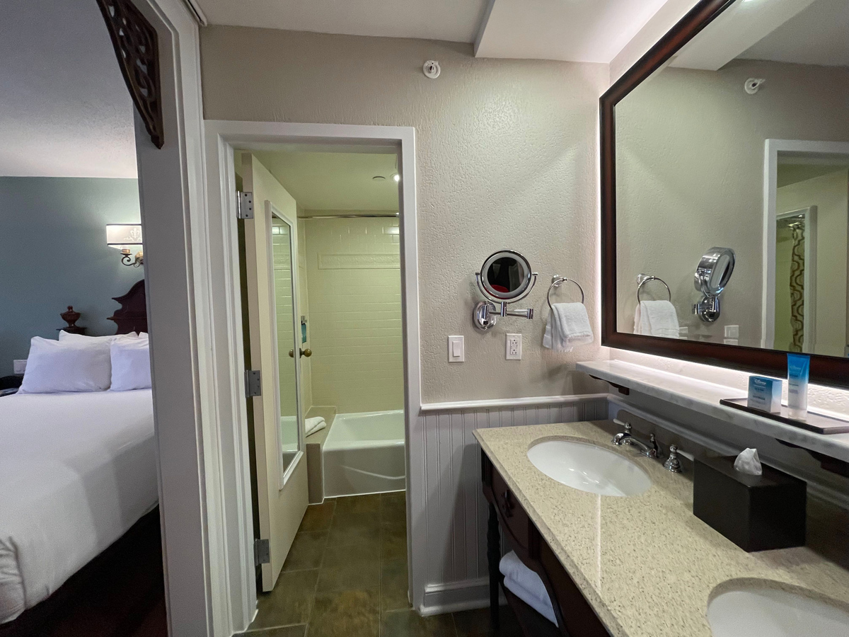 Port Orleans Resort - French Quarter Bathroom