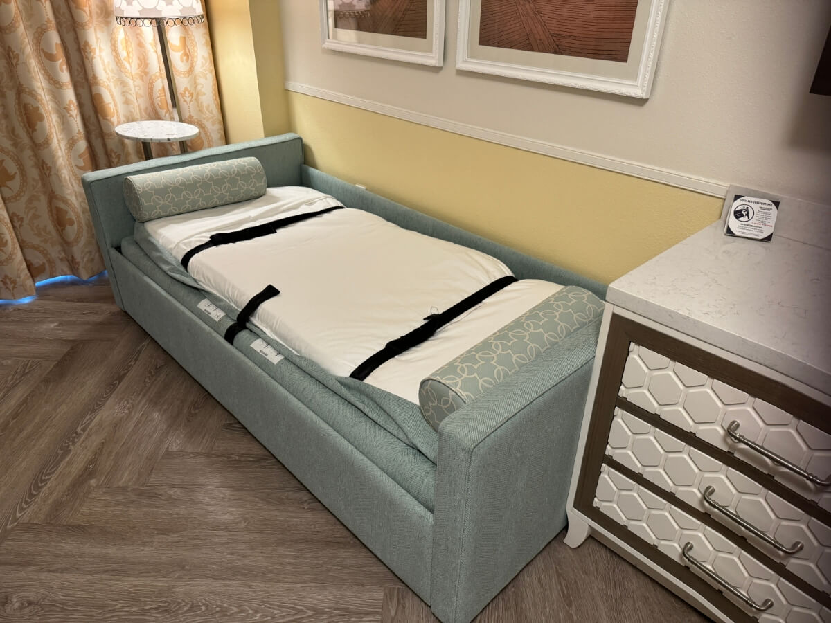 BoardWalk Inn Standard Room Couch Bed Mattress