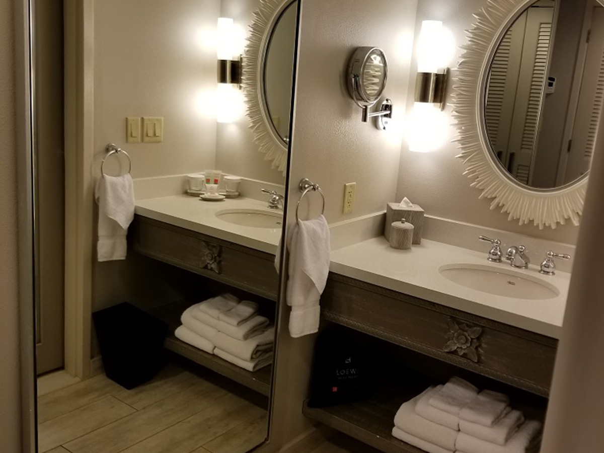 Royal Pacific Standard Room Bathroom
