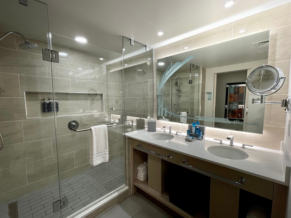 Contemporary Resort Bathroom