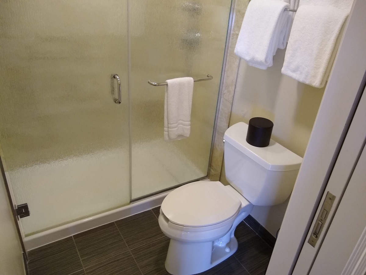 Yacht Club Standard Room Bathroom